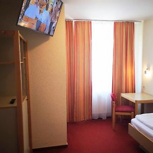 Zimmer mit Kingsize-Bett